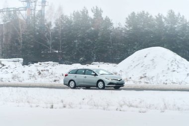 Araba süren kış yolu.