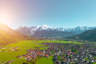 Kırmızı çatılı Bavyera manzarası