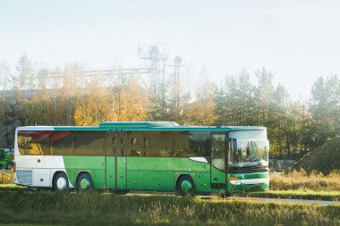 Modern tur otobüsü yolda park edilmiş.
