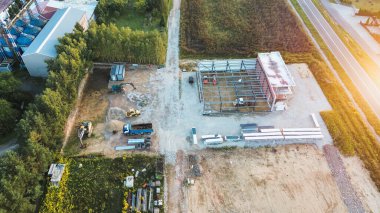 Gün doğumunda kırsal yol yakınlarındaki gelişim alanı