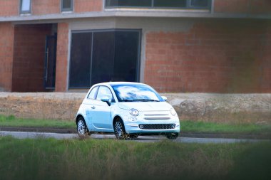 Kırsal yolda elektrikli SUV sürüyor.