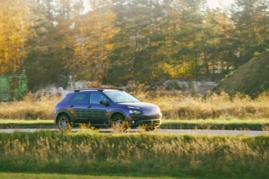 Asfalt yolda yenilikçi EV sürücüsü