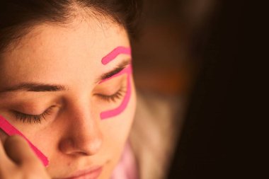 Güzellik ve sağlık yüzü cilt bakımı için bantlanıyor