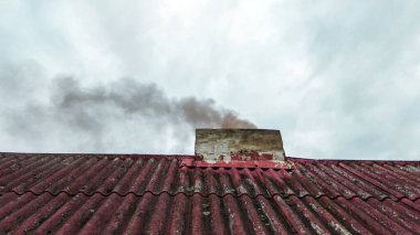 Kasabadaki bacadan çıkan fabrika dumanı gibi.
