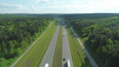 Kırsal alandan geçen nakliye kamyonları