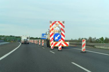 Kamyon ve barikatlar otoyol onarım alanını gösteriyor