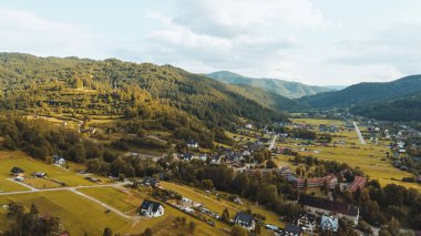 Etrafı sisli yeşil tepelerle çevrili.