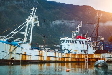 Eski balıkçı gemisi Kotor limanında demirlemiş.