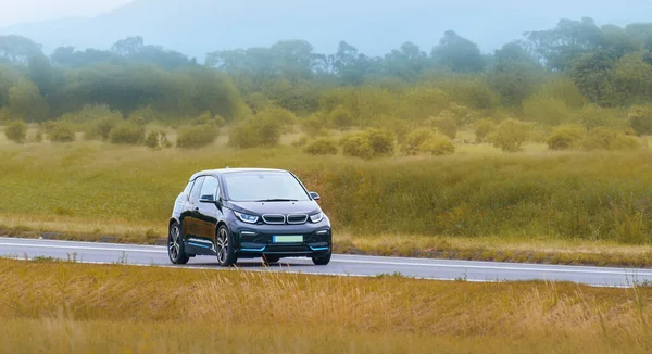 Sıfır emisyonlu araba doğal yeşil ortamda sürüyor