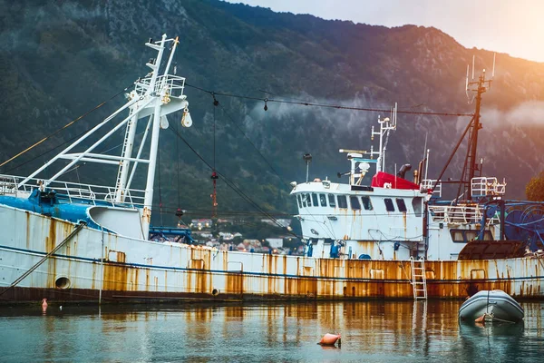 Eski balıkçı gemisi Kotor limanında demirlemiş.