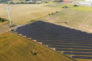 Güneş panelleri ve yel değirmeni sürdürülebilir enerji üretiyor