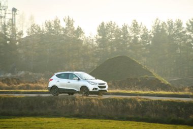 Sakin bir kır yolunda lüks bir araba sürüyordu.