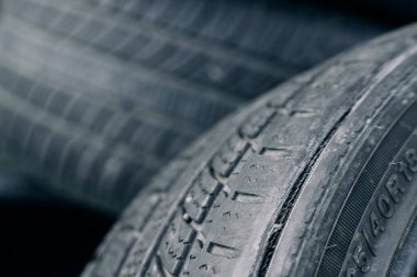 Görünür yan duvarlı hasarlı otomobil lastiği