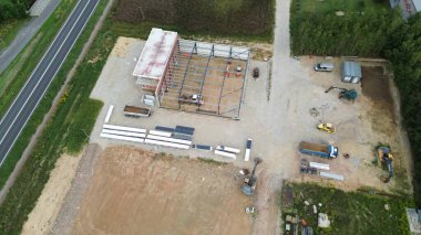 Gün batımında inşaat alanının insansız hava aracı çekimi