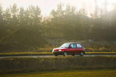 Modern hatchback otomobilli sahne sürüşü