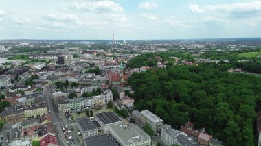 Uzak yeşil ormanlı Krakow 'un çatıları