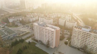 Demiryolu yakınındaki apartmanlar ve yoğun yollar