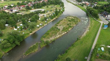 Yeşil manzaralı bir nehir havası.