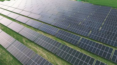 Gün batımında bulutların üzerinde uçmak