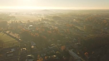 Güneşli tepelerin arka plan görüntüsü ve sonbahar yaprakları