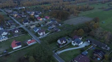 Parlak sonbahar manzarası boyunca manzaralı kırsal yol