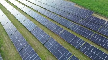 Temiz enerji panelleri yemyeşil çimenlerin üzerine hizalandı