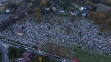 Geceleri mum ışığında mezarlığın havadan görünüşü