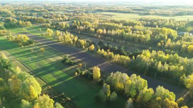 Sonbaharın başlarında güneşli kırsal alanlar