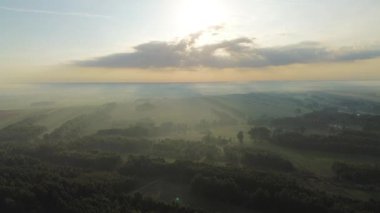 Manzaralı tarlaların üzerinde huzurlu sisli şafak vakti