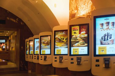McDonalds 'ın Krakow, Polonya, Avrupa 12.06.2025 yemeklerini gösteren self servis dokunmatik ekranları