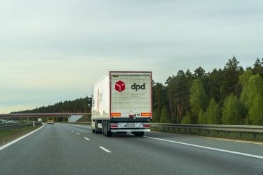 Polonya, Avrupa 26.05.2025 kırsal otoyolundaki DPD dağıtım kamyonu.