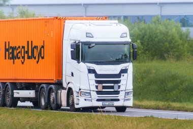 Hapag-Lloyd taşımacılık için uluslararası kargo kamyonu 09.10.2025 Polonya, Avrupa