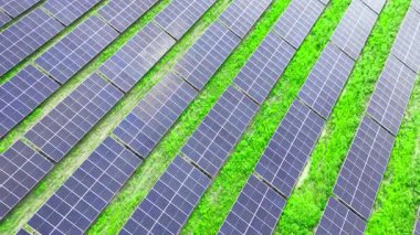 Mavi fotovoltaik paneller yapay zeka için temiz enerji sağlıyor