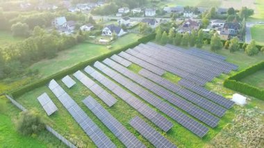Yerleşim yerinin yakınındaki büyük güneş paneli dizisi