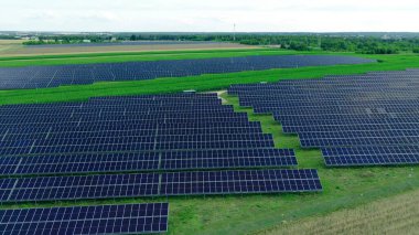 Beyaz bulutlar ve mavi gökyüzü uçmaktan