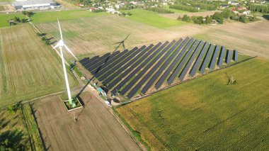 Modern güneş enerjisi santrali ve kırsal bölgedeki yel değirmeni