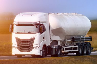 Beyaz tankerli bir yük kamyonu hareket halinde.