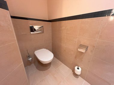 Yüzen tuvaleti ve kapalı kapağı olan temiz bir tuvalet.