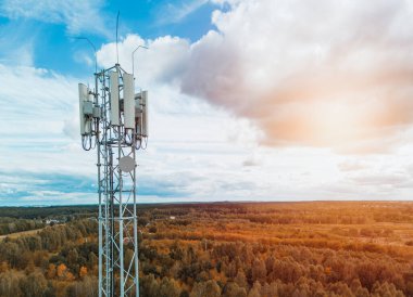 Kırsal tarım alanında sinyal kulesi