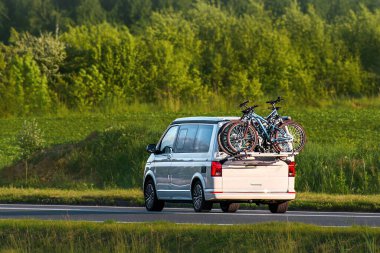 Yaz tatili, motosikletli bisiklet parkında