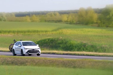 Bisikletler kırsal yolda maceraya hazır.