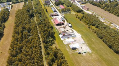 Saman yığını olan çiftlik deposu.