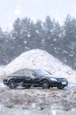 Karlı caddede yüksek performanslı sedan