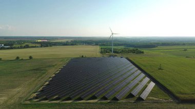Rüzgar türbini ve güneş çiftliğiyle yenilenebilir enerji alanı