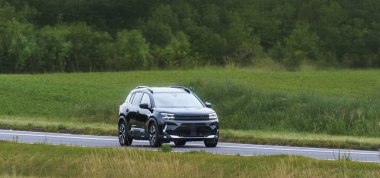 Alaşımlı tekerlekleri olan çağdaş Avrupa SUV modeli