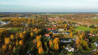 Sessiz bir kırsal bölgenin çevresindeki renkli sonbahar ormanı