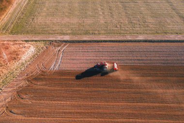Traktörü toprak hazırlayan kırsal tarım arazisi