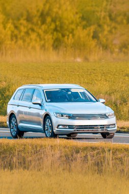 Yolcu vagonu manzaralı bir yol kenarında