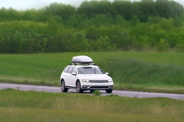 Çatı Taşıyıcısı Dışarıya Sürülen Beyaz Araba