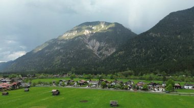 Kırsal evler ve uzak dağlık tepeler